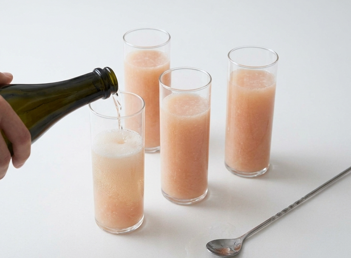 Cóctel Bellini. La bebida italiana con melocotón del verano