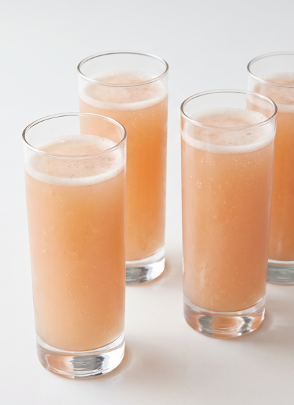 Cóctel Bellini. La bebida italiana con melocotón del verano