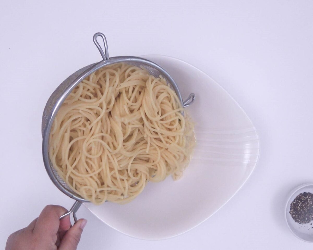 Espaguetis con queso y pimienta negra