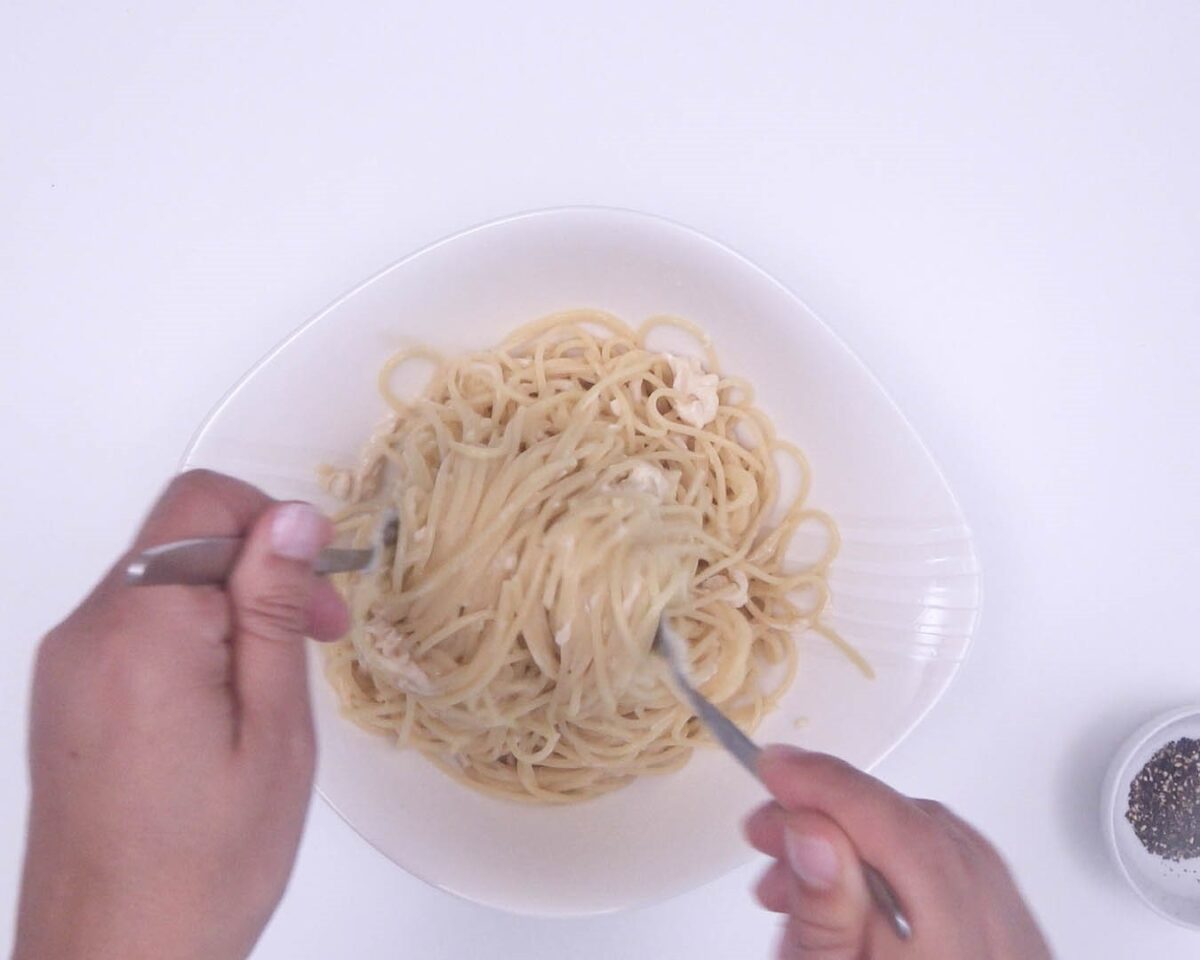 Espaguetis con queso y pimienta negra