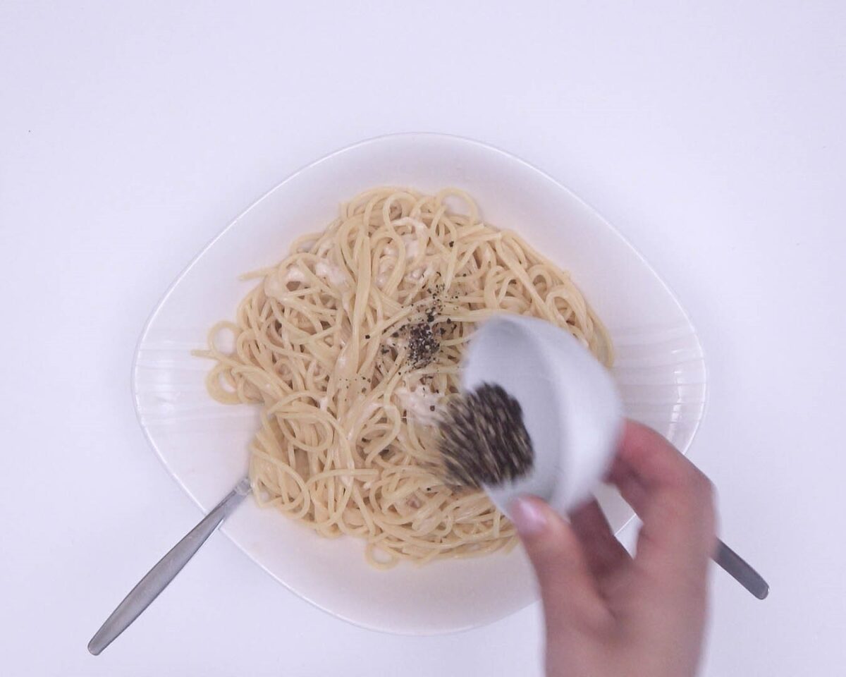 Espaguetis con queso y pimienta negra