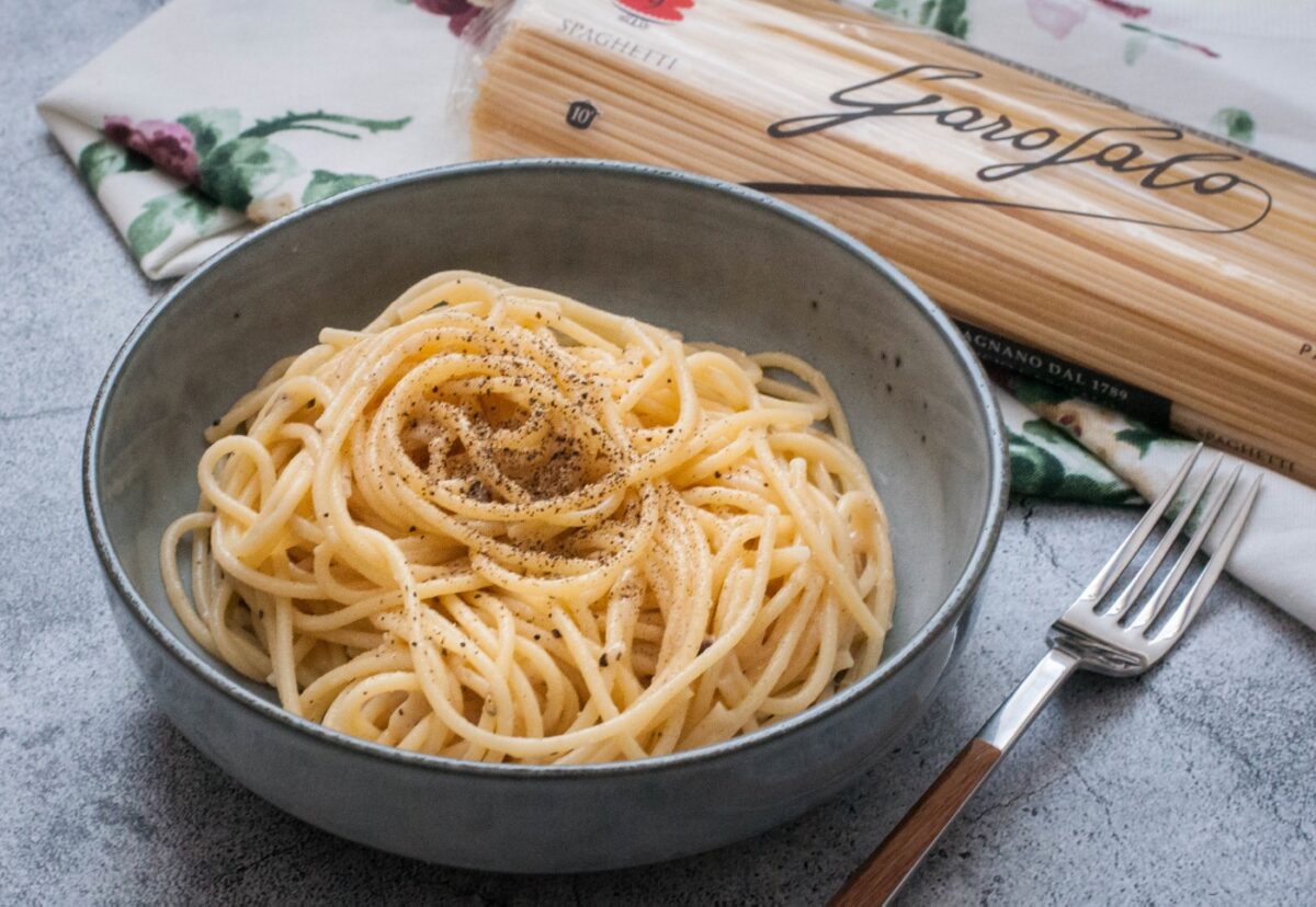 Espaguetis con queso y pimienta negra
