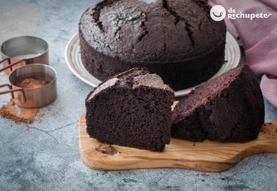Bizcocho húmedo y esponjoso de chocolate. El bizcocho perfecto para los amantes del chocolate