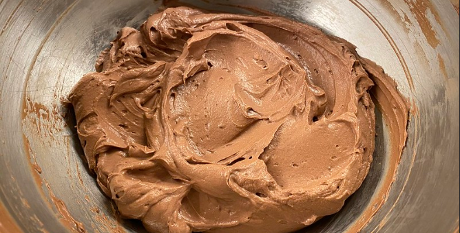 Cómo hacer frosting o cobertura de chocolate perfecto para bizcochos, muffins y cupcakes