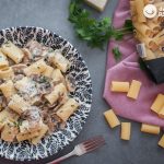 Pasta con champiñones y queso italiano. Receta italiana fácil
