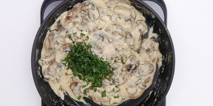 Pasta Fusilli con salsa cremosa de champiñones