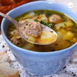 Sopa de albóndigas o albondiguillas