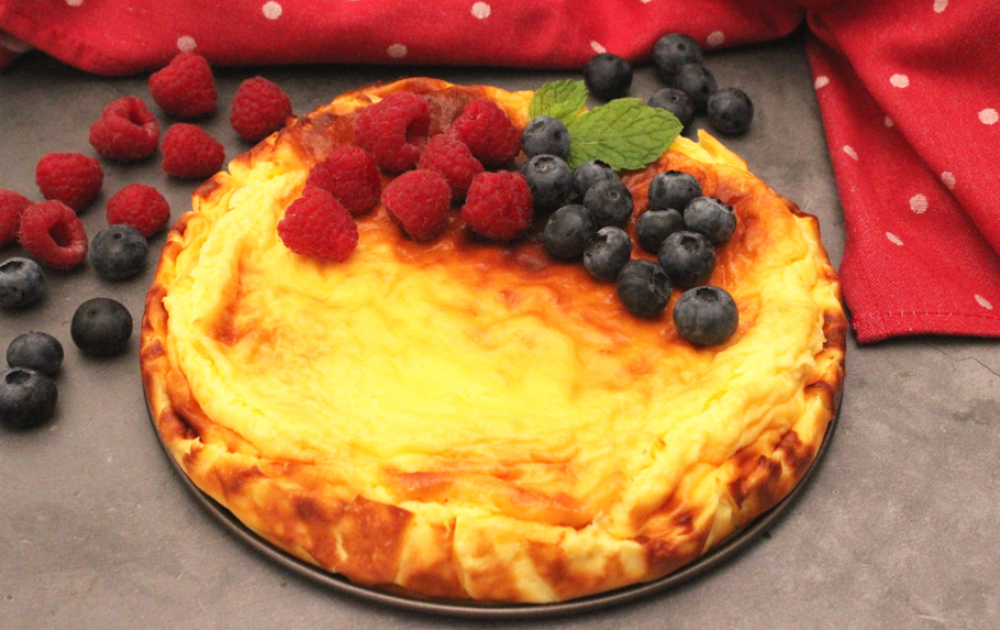 Tarta de yogur griego. Postre cremoso y fácil paso a paso