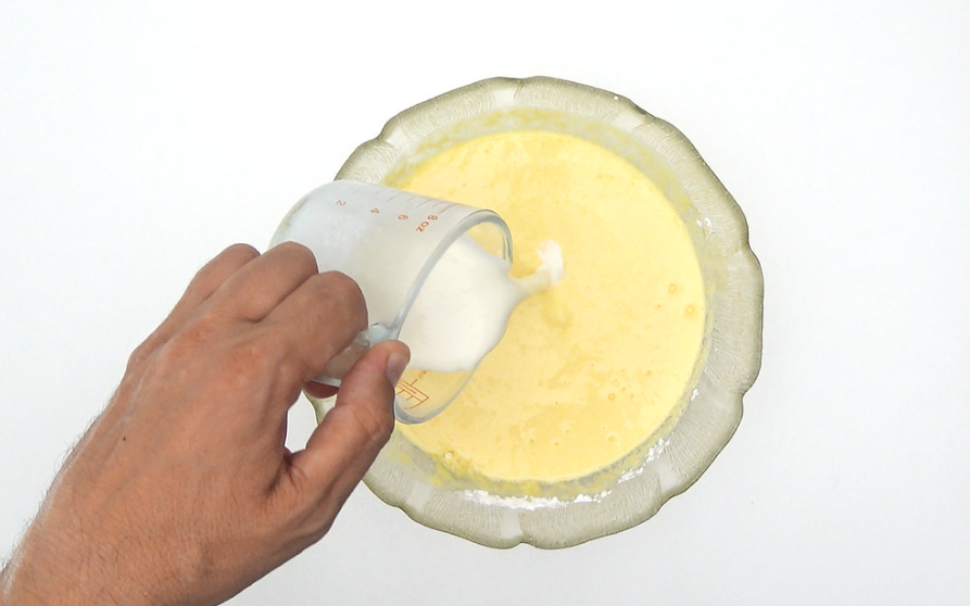Tarta de yogur griego. Postre cremoso y fácil paso a paso