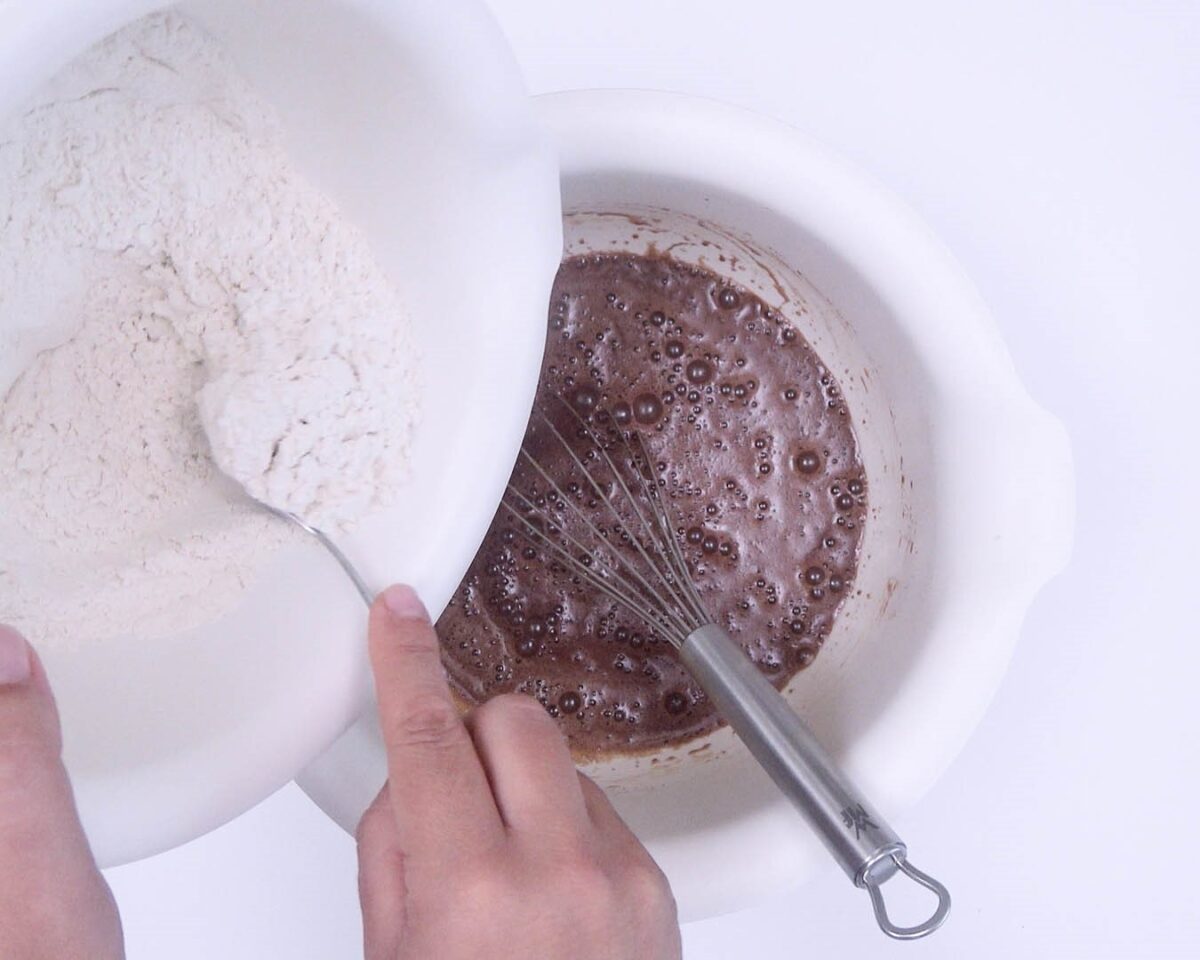 Bizcocho húmedo y esponjoso de chocolate. El bizcocho perfecto para los amantes del chocolate