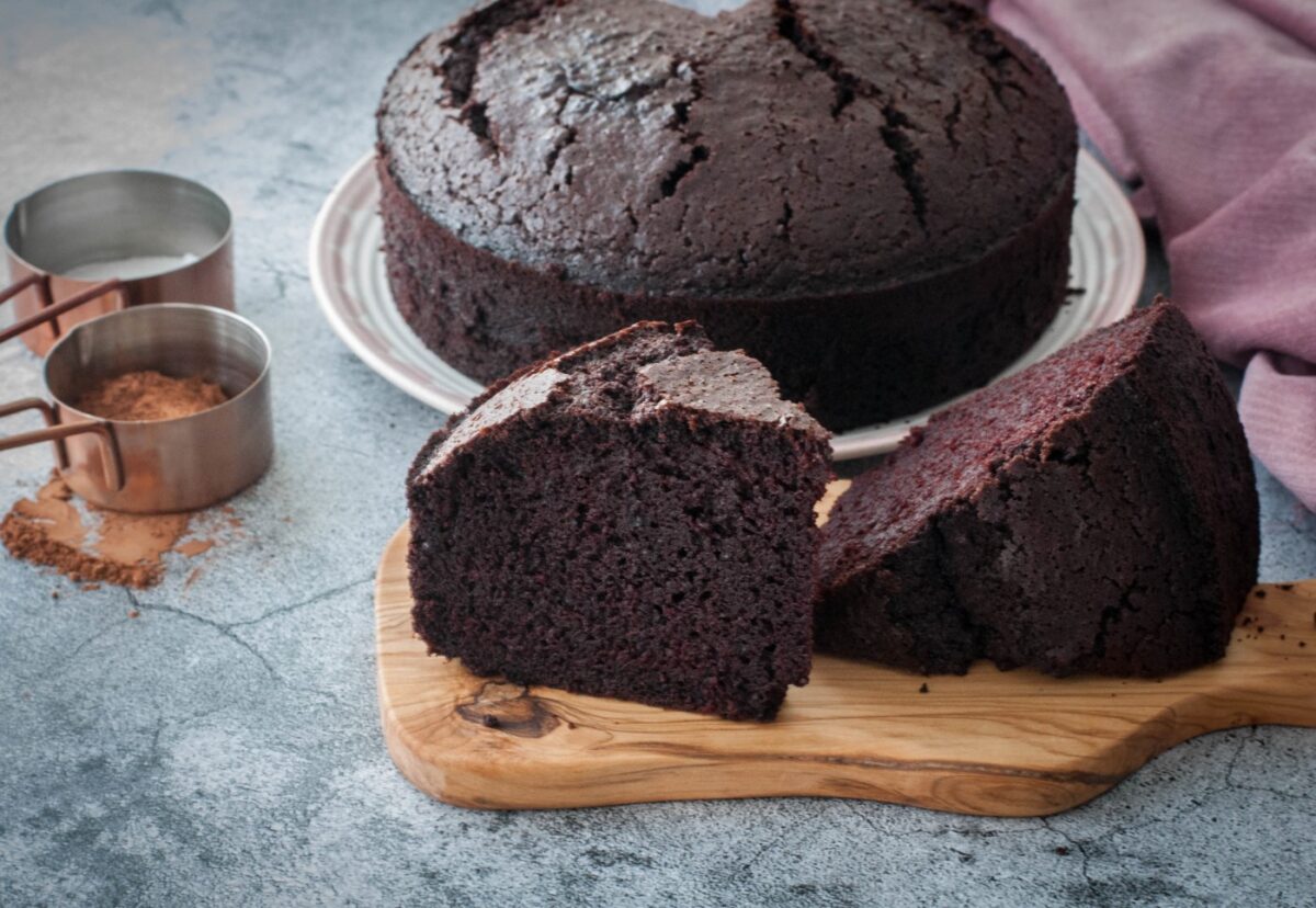Bizcocho húmedo y esponjoso de chocolate. El bizcocho perfecto para los amantes del chocolate