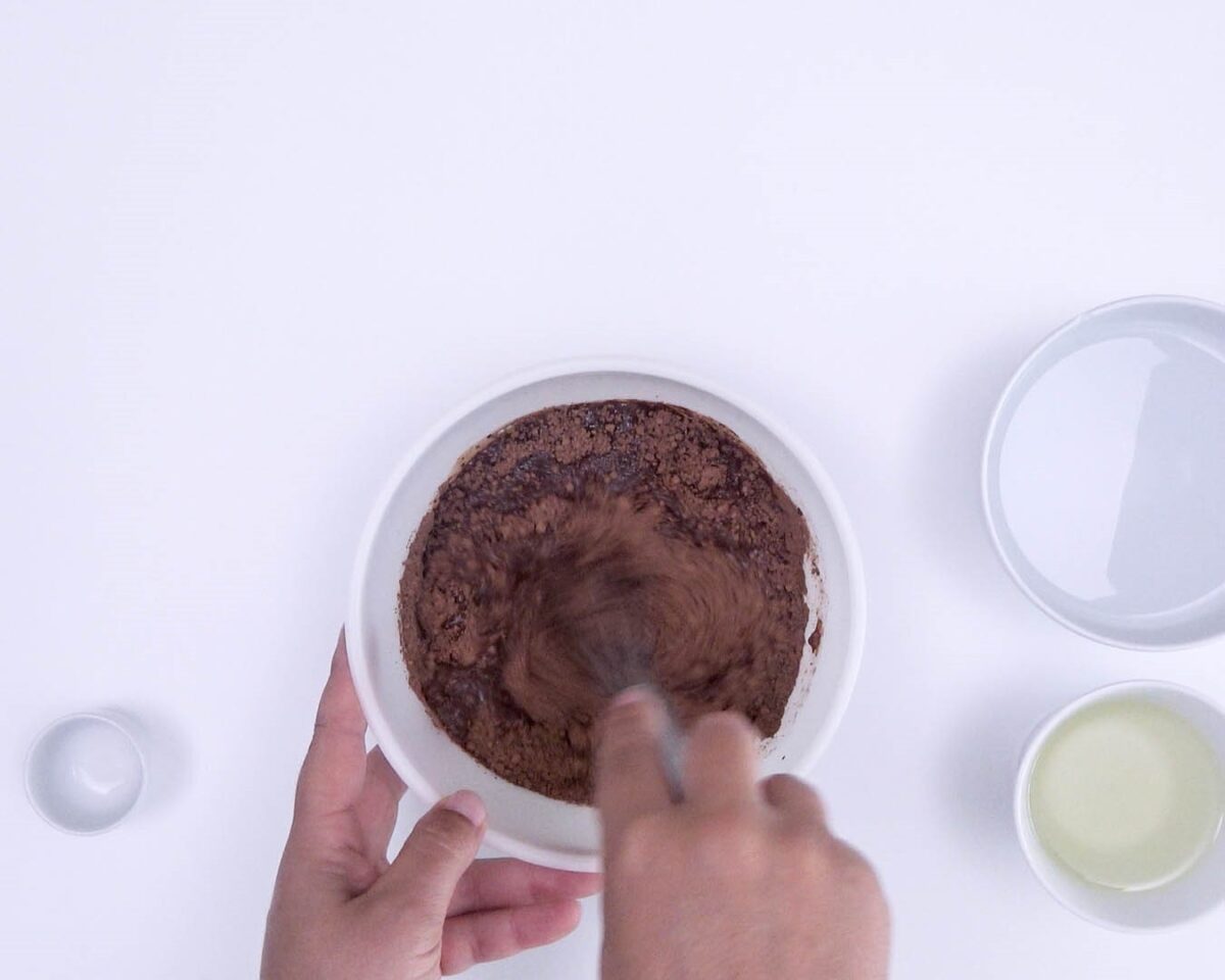 Bizcocho húmedo y esponjoso de chocolate. El bizcocho perfecto para los amantes del chocolate