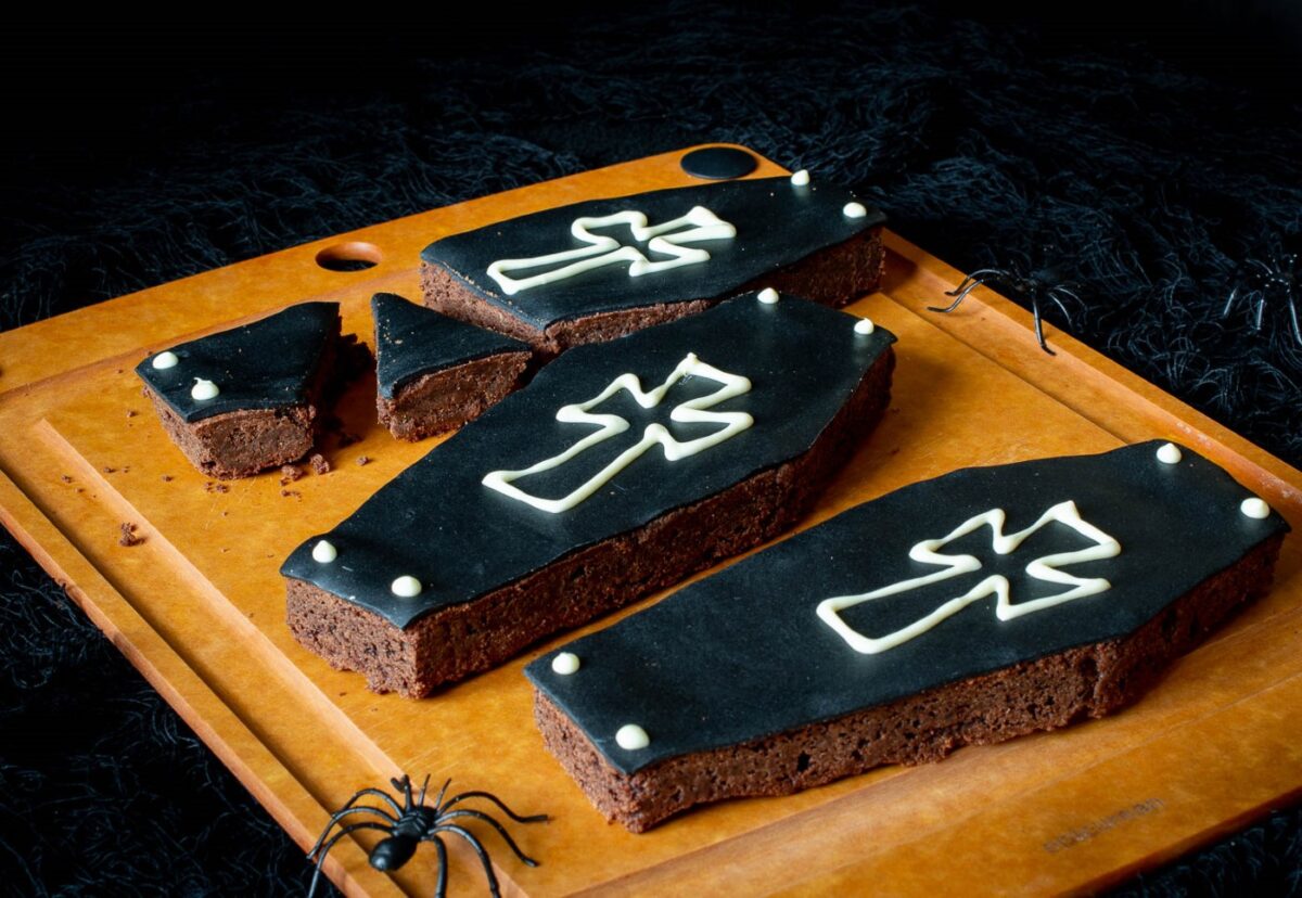 Brownies de chocolate en forma de ataúd para Halloween