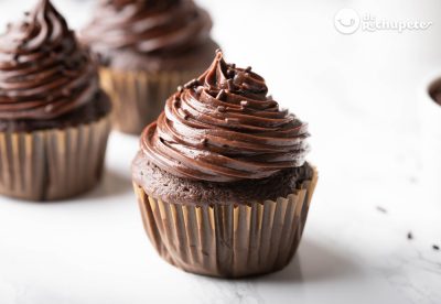 Cómo hacer frosting o cobertura de chocolate perfecto para bizcochos, muffins y cupcakes