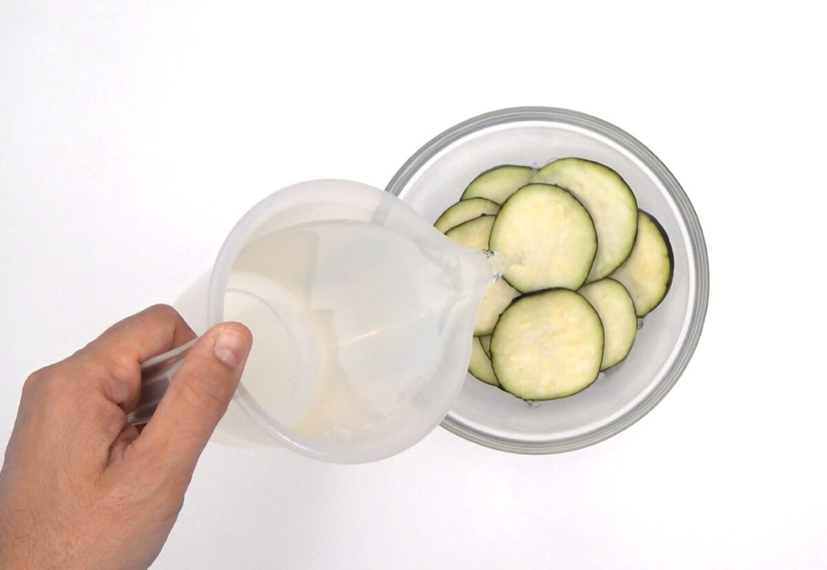 Cómo hacer berenjenas rebozadas perfectas. Receta de berenjenas crujientes y fritas