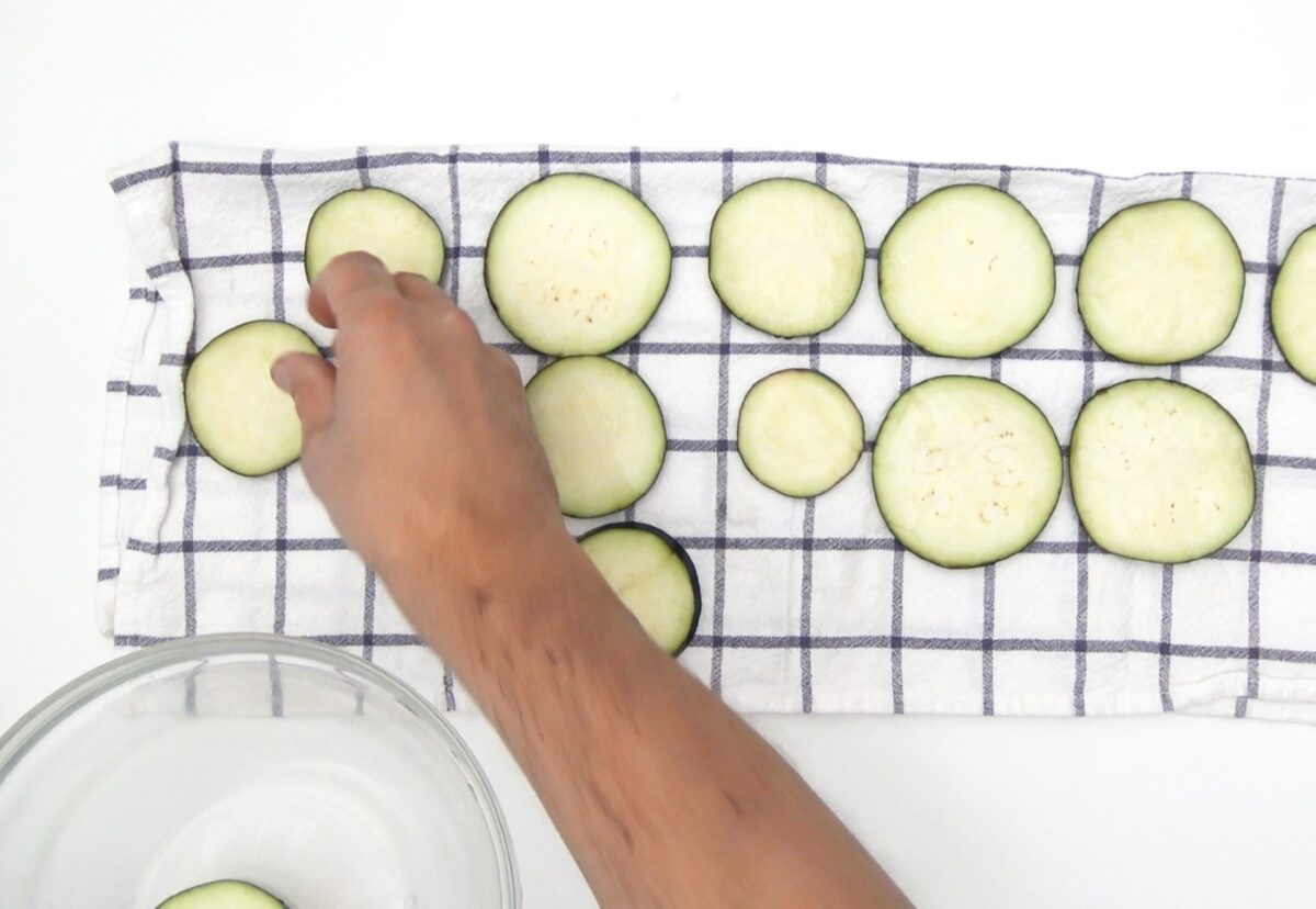 Cómo hacer berenjenas rebozadas perfectas. Receta de berenjenas crujientes y fritas