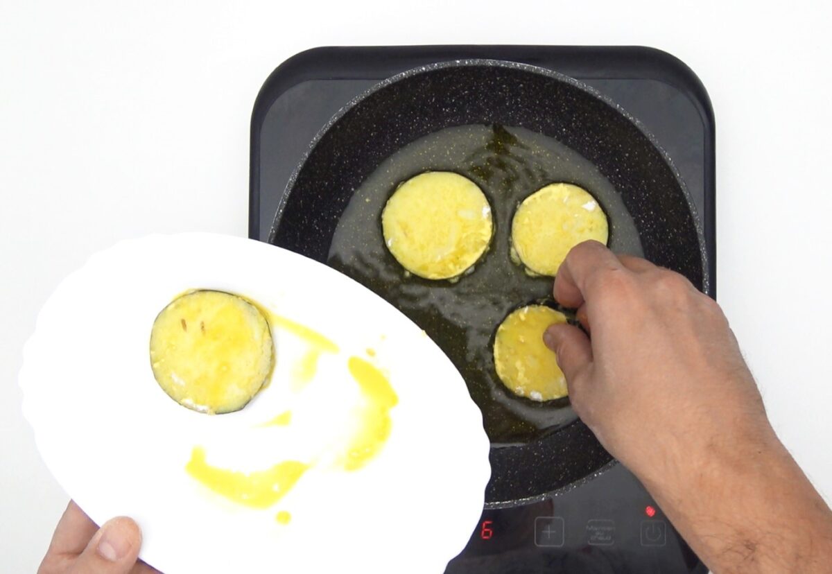 Cómo hacer berenjenas rebozadas perfectas. Receta de berenjenas crujientes y fritas