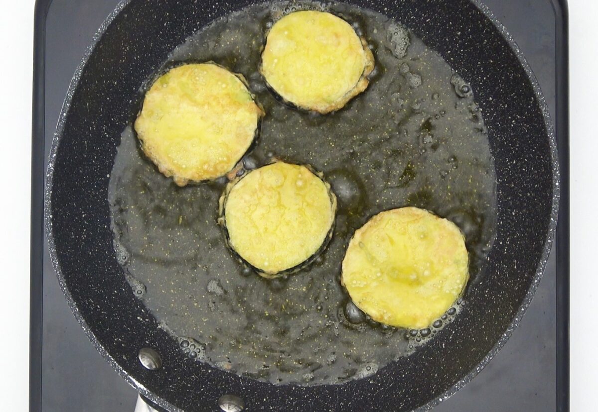 Cómo hacer berenjenas rebozadas perfectas. Receta de berenjenas crujientes y fritas