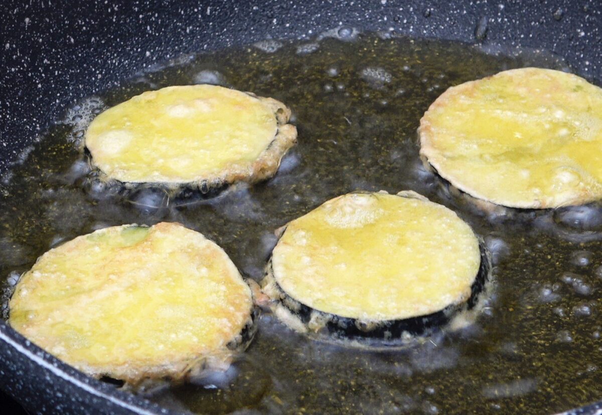 Cómo hacer berenjenas rebozadas perfectas. Receta de berenjenas crujientes y fritas