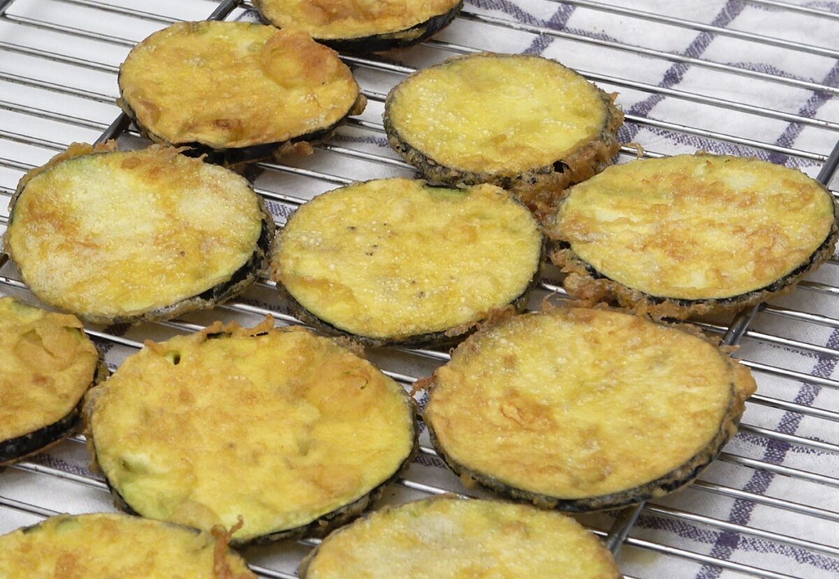 Cómo hacer berenjenas rebozadas perfectas. Receta de berenjenas crujientes y fritas