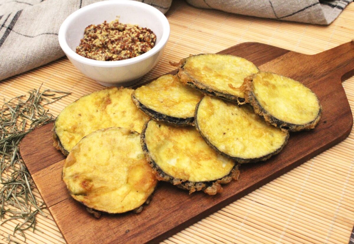 Cómo hacer berenjenas rebozadas perfectas. Receta de berenjenas crujientes y fritas