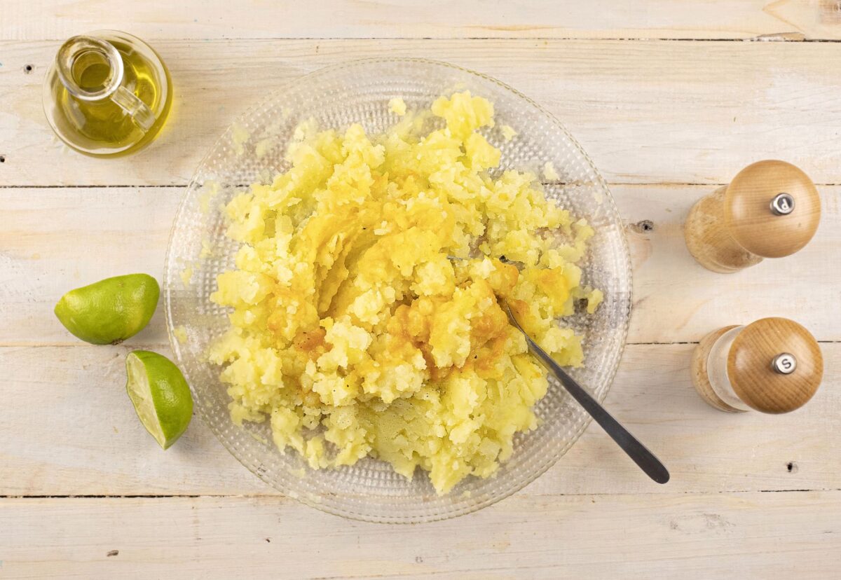 Cómo hacer causa limeña peruana de pollo. Receta tradicional paso a paso