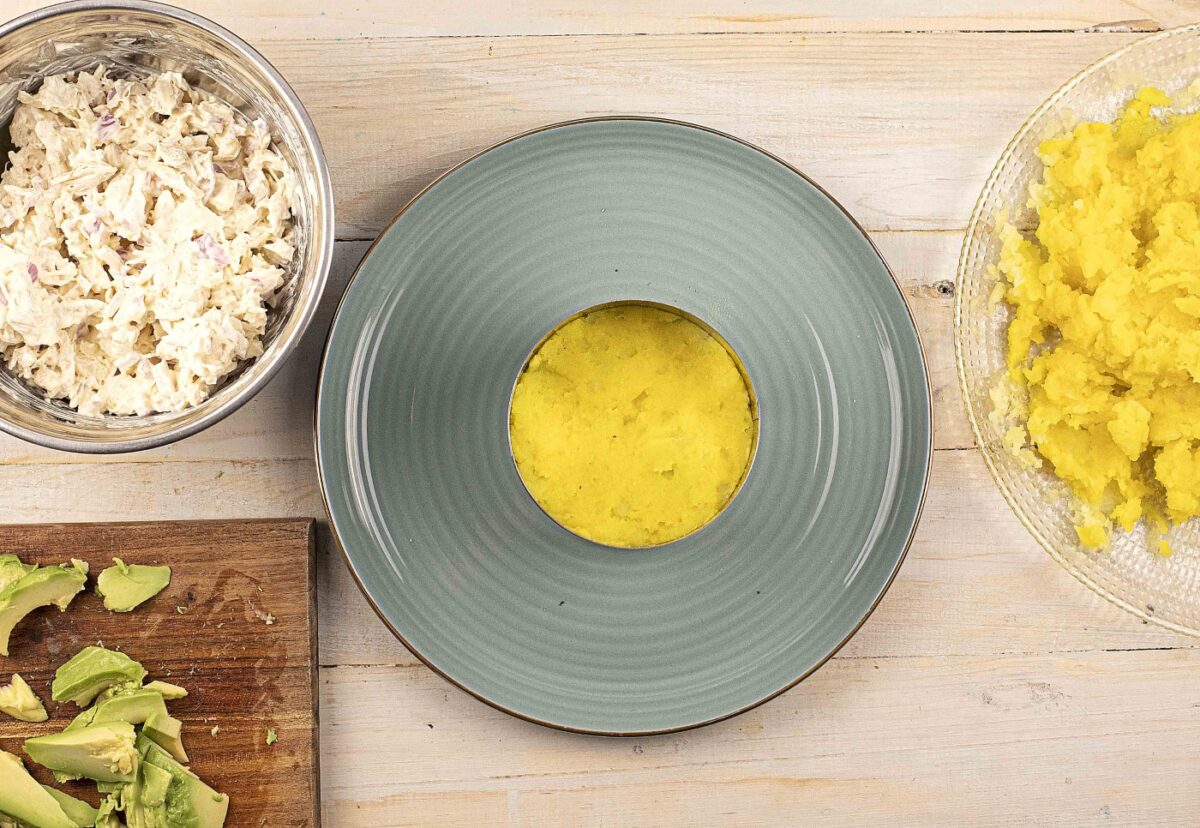 Cómo hacer causa limeña peruana de pollo. Receta tradicional paso a paso