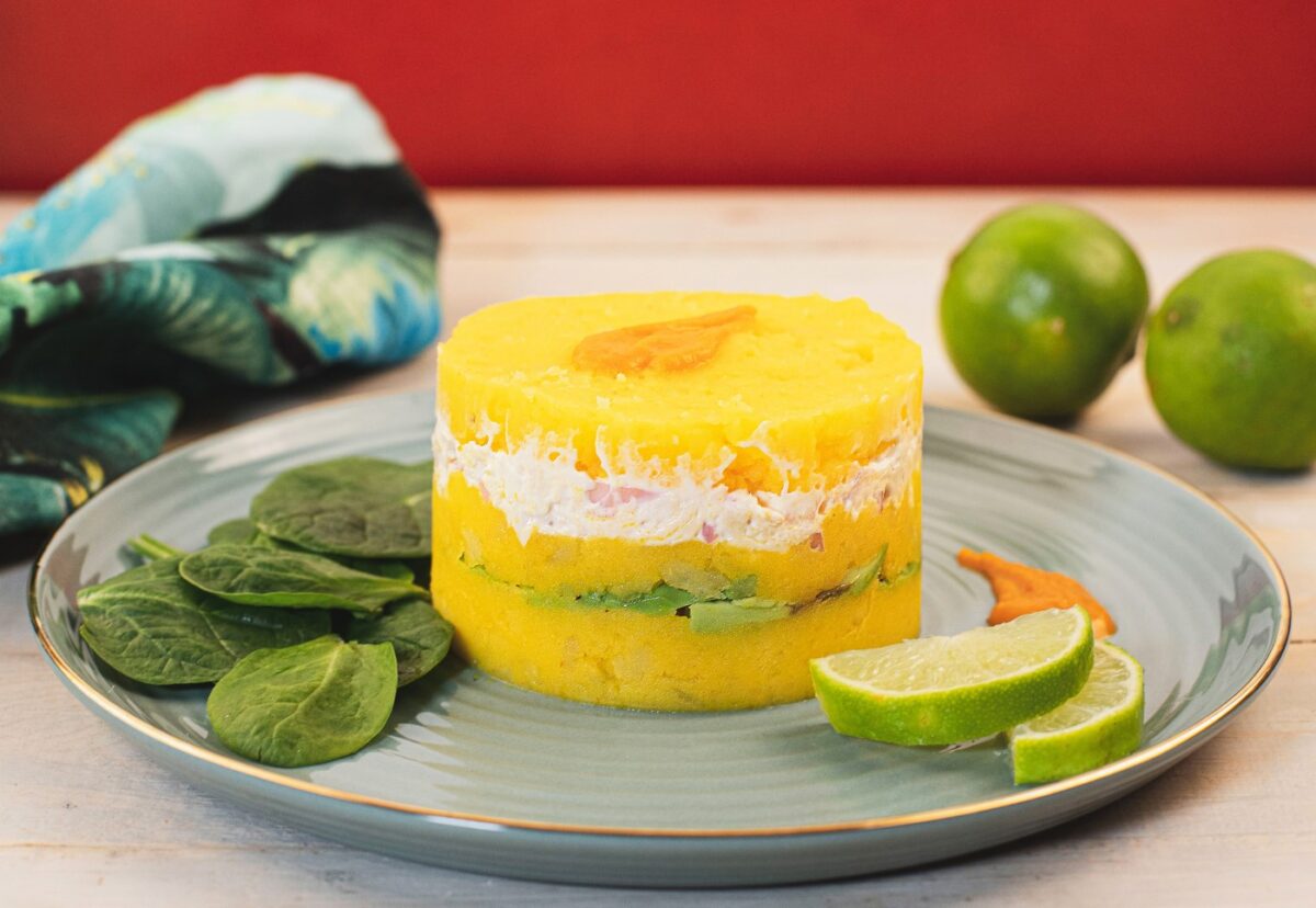 Cómo hacer causa limeña peruana de pollo. Receta tradicional paso a paso