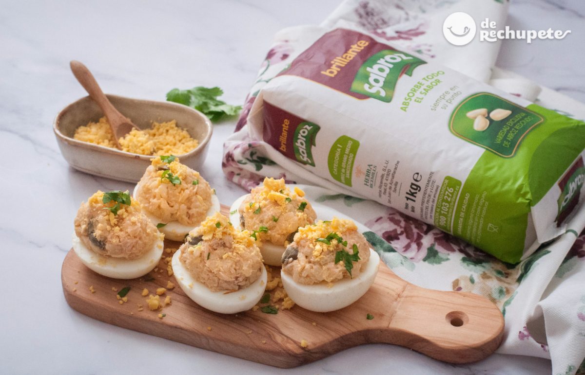 Huevos rellenos de arroz y atún