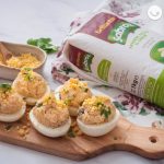Huevos rellenos de arroz y atún