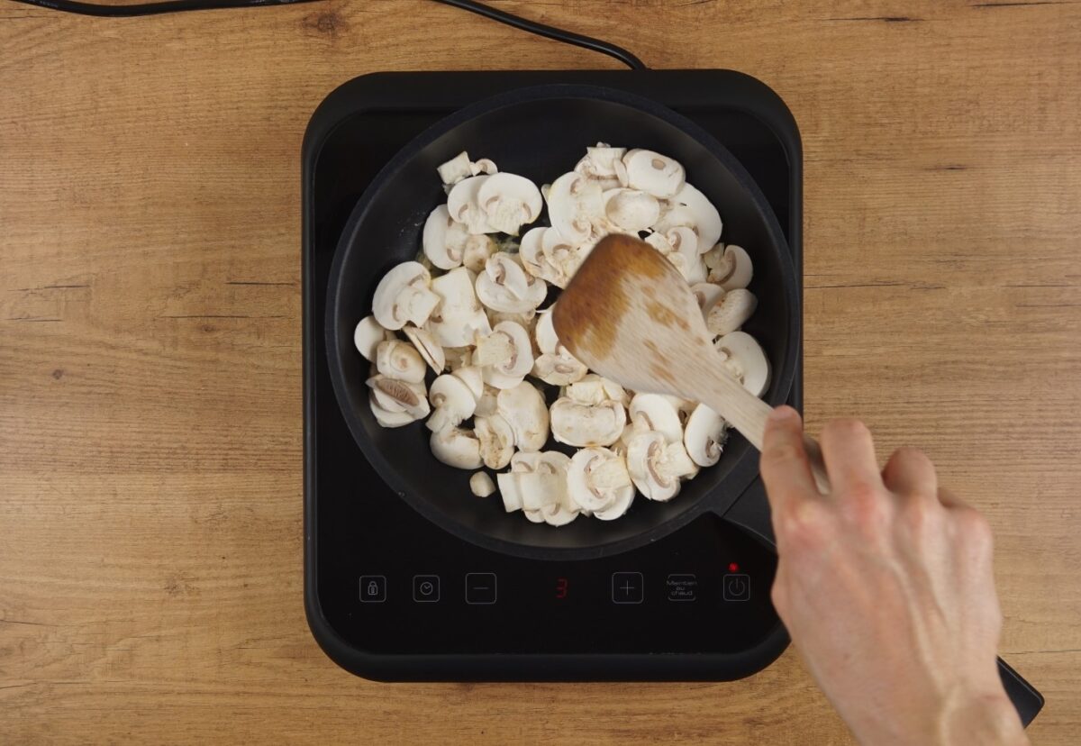 Codornices con champiñones. Un guiso delicioso y fácil