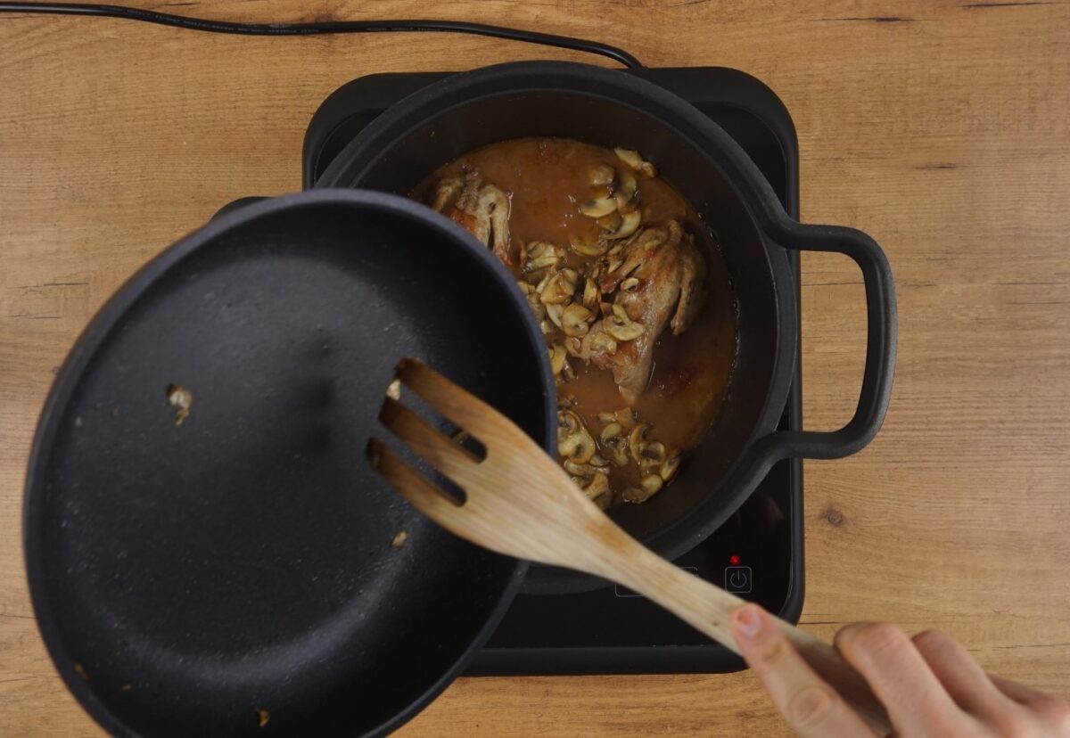 Codornices con champiñones. Un guiso delicioso y fácil