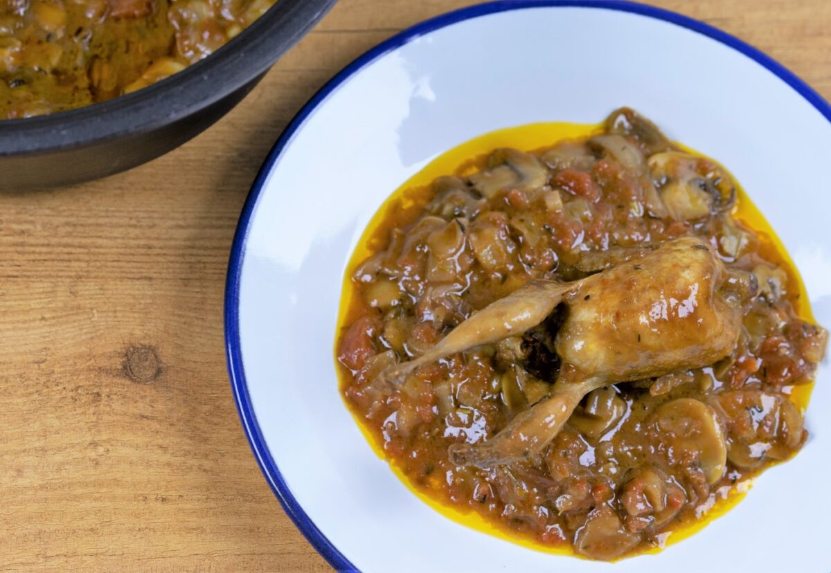 Codornices con champiñones. Un guiso delicioso y fácil