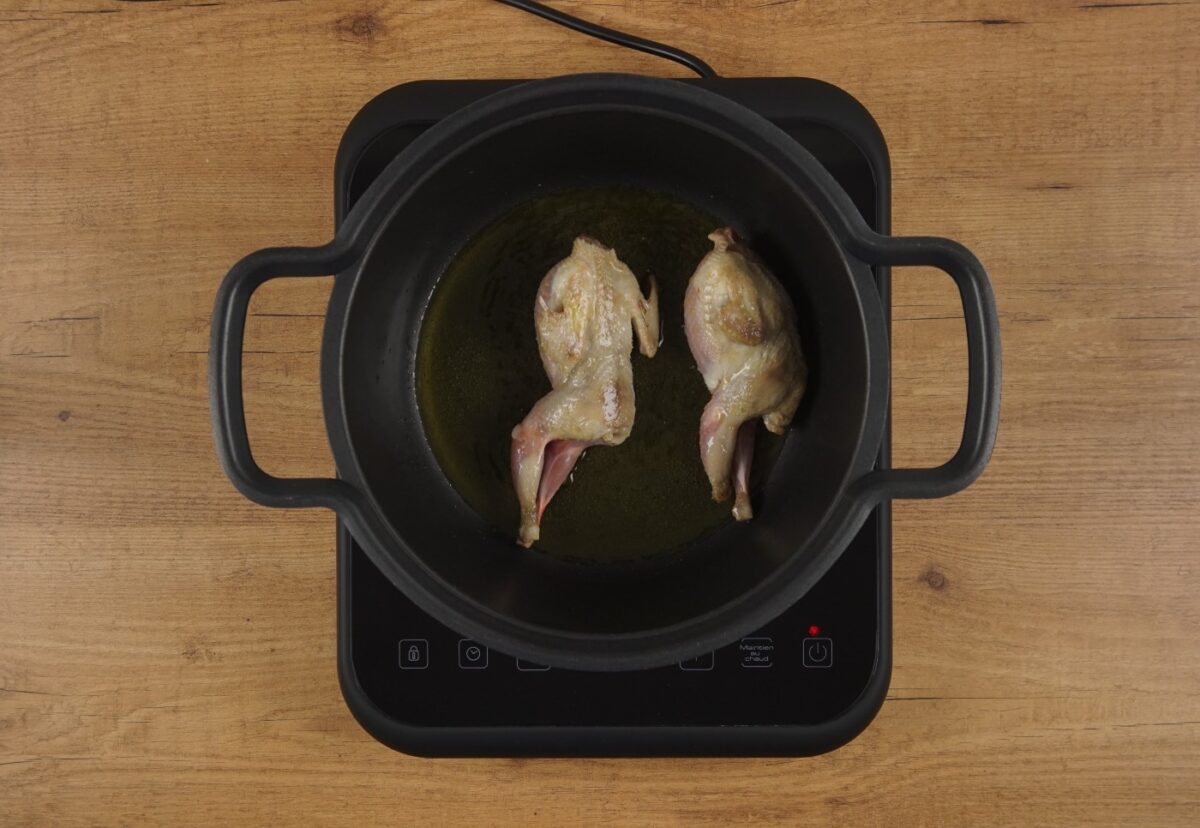Codornices con champiñones. Un guiso delicioso y fácil