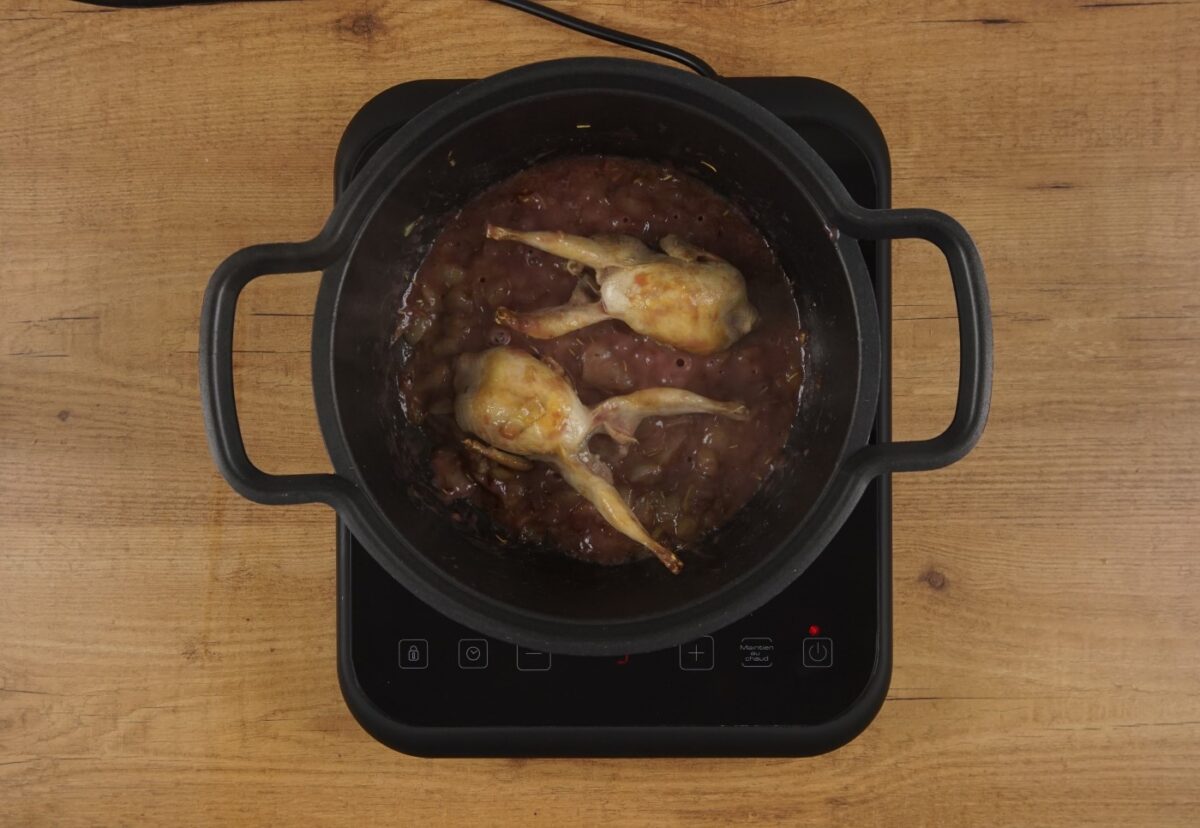 Codornices con champiñones. Un guiso delicioso y fácil