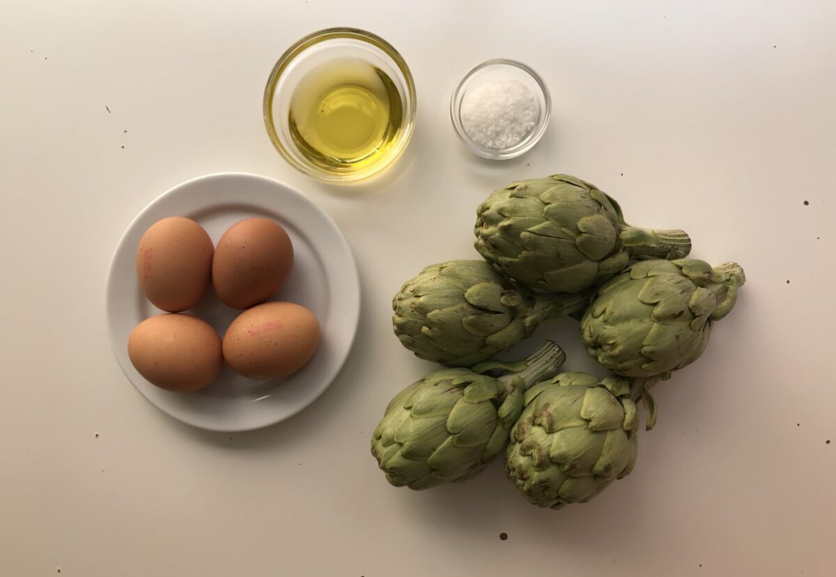 Tortilla de alcachofas. Receta fácil, sana y ligera paso a paso