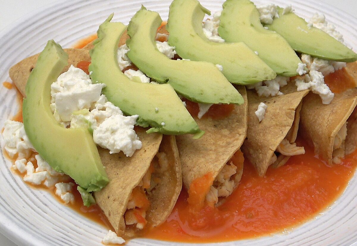 Entomatadas rellenas de pollo y queso. Receta mexicana deliciosa paso a paso