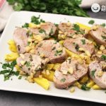Solomillos de cerdo al ajillo con patatas fritas. Receta fácil, rápida y deliciosa