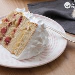 Tarta de merengue rellena de crema y fresas, perfecta para cumpleaños