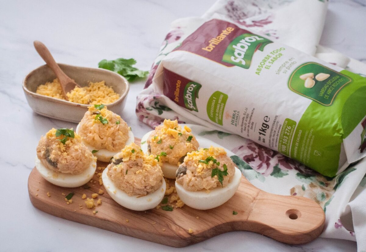 Huevos rellenos de arroz y atún