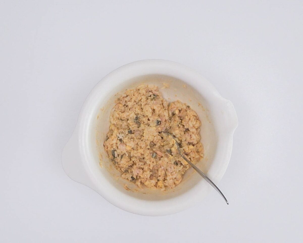 Huevos rellenos de arroz y atún