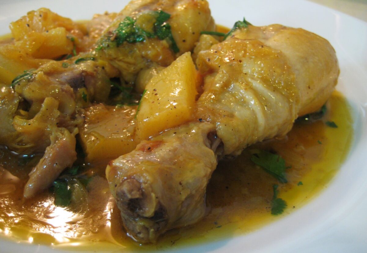 Guiso de pollo con piña, jengibre y cilantro