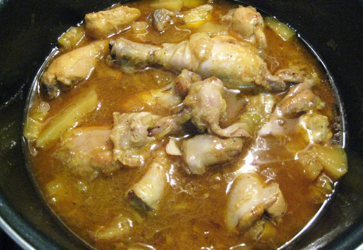 Guiso de pollo con piña, jengibre y cilantro