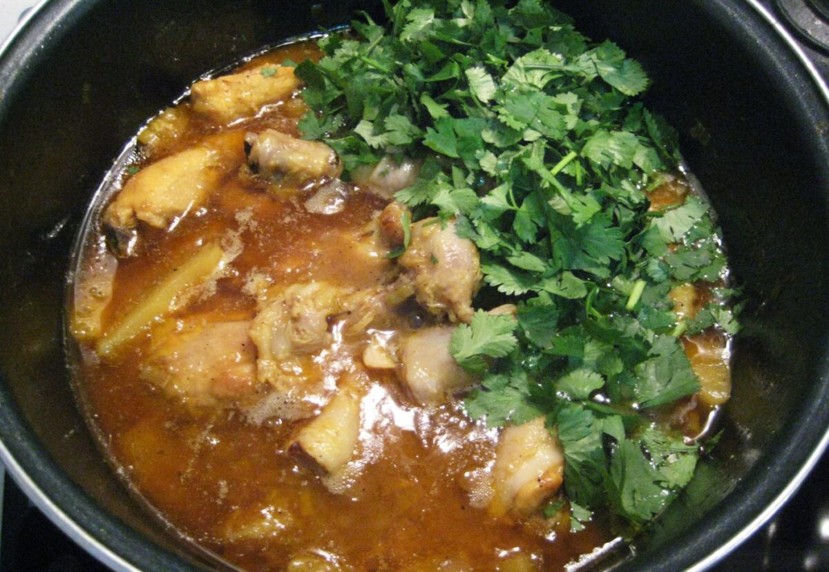 Guiso de pollo con piña, jengibre y cilantro