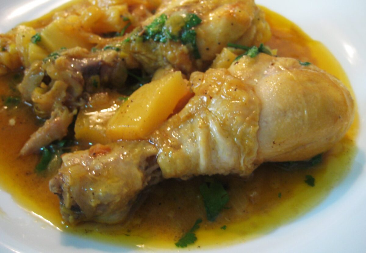 Guiso de pollo con piña, jengibre y cilantro
