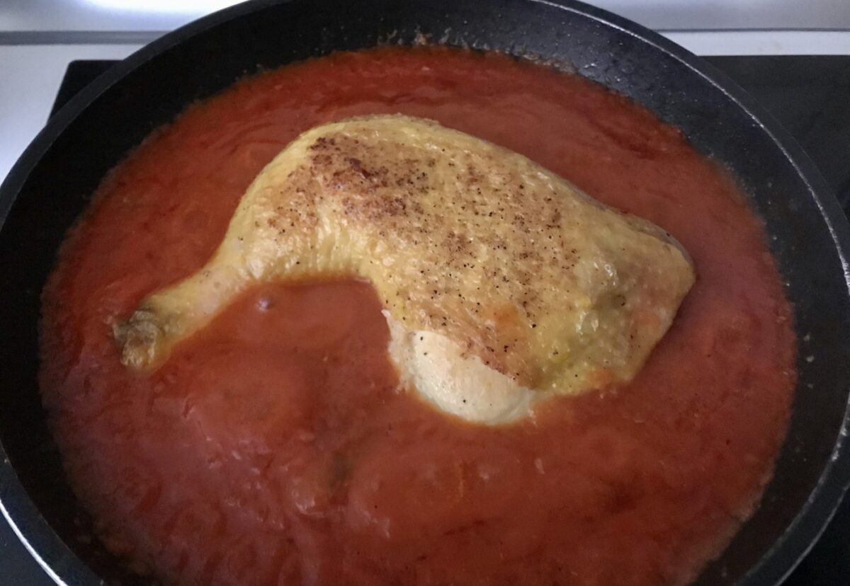 Tallarines rojos con pollo. Receta peruana fácil