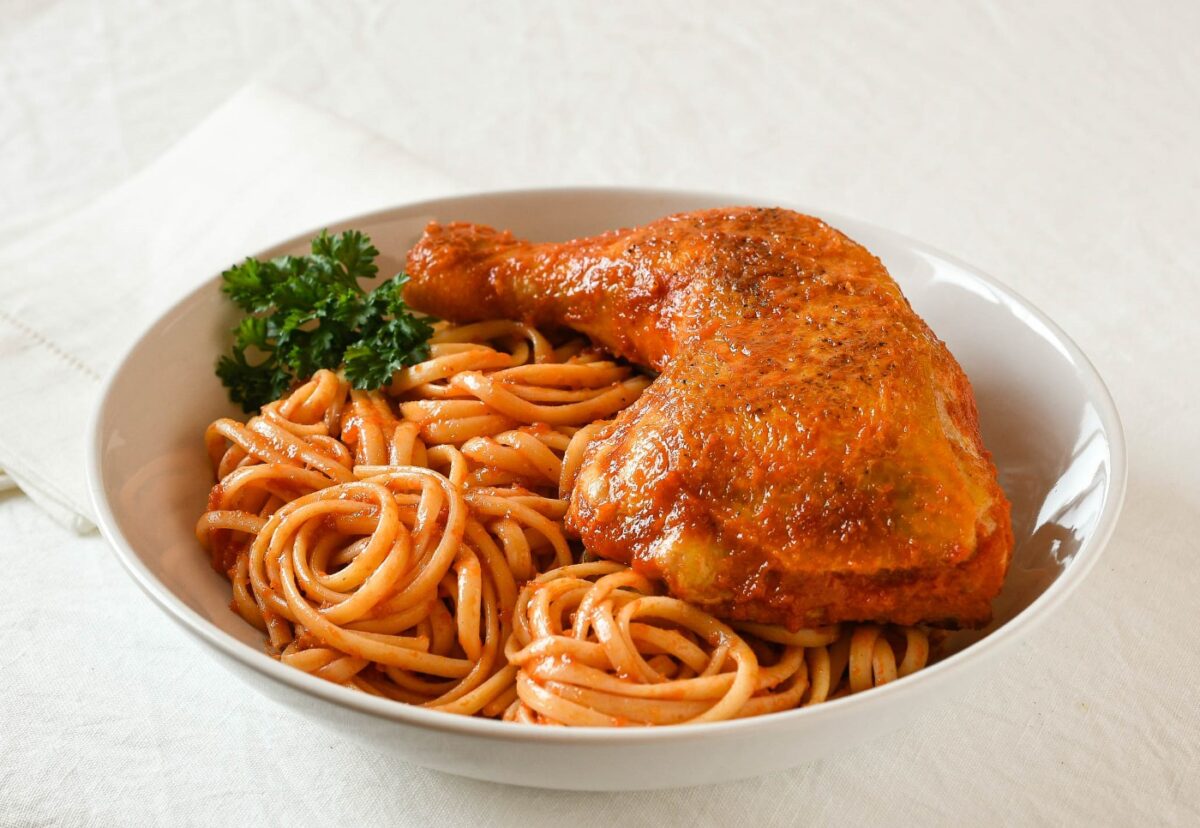 Tallarines rojos con pollo. Receta peruana fácil