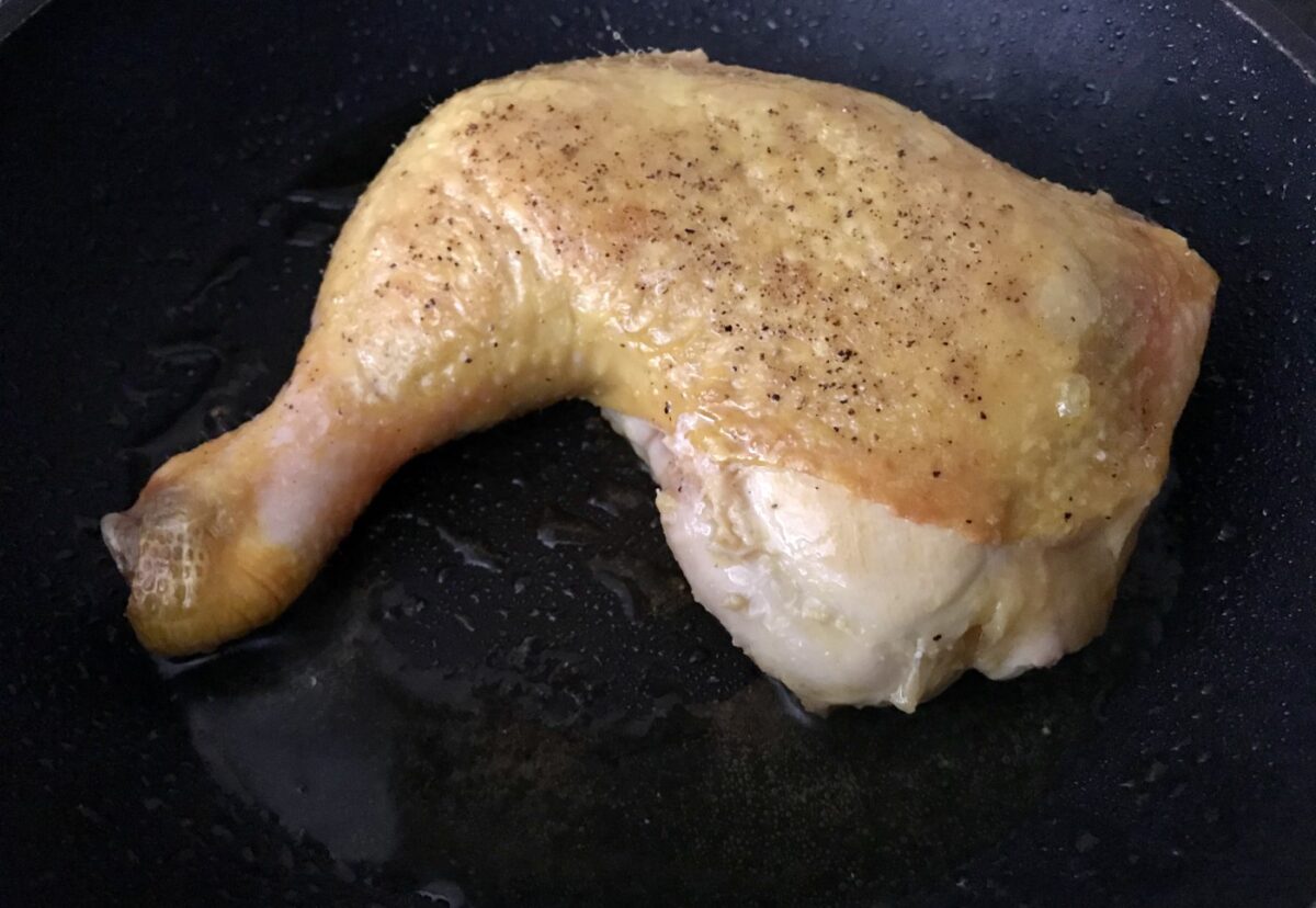 Tallarines rojos con pollo. Receta peruana fácil