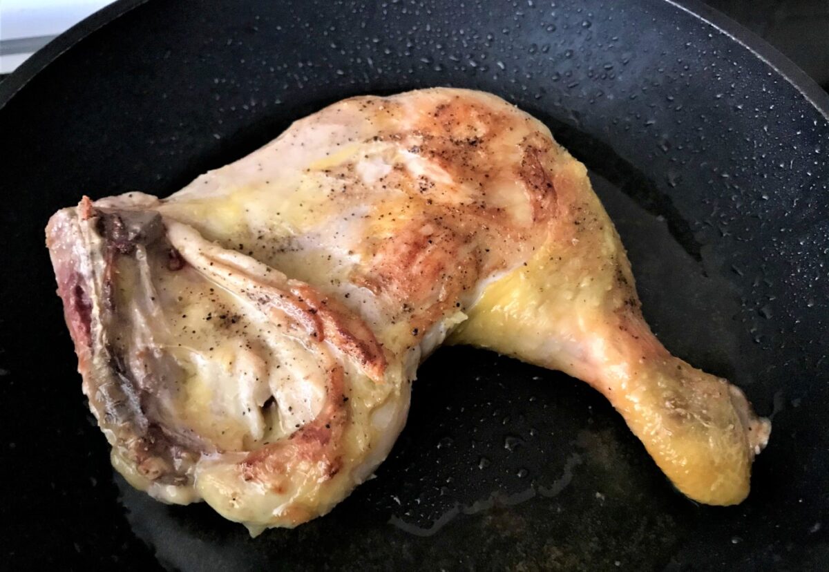 Tallarines rojos con pollo. Receta peruana fácil
