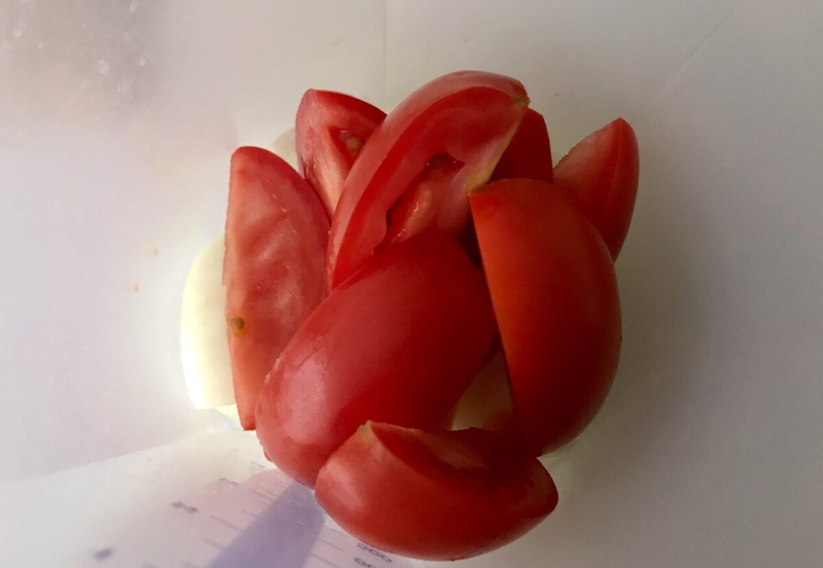 Tallarines rojos con pollo. Receta peruana fácil